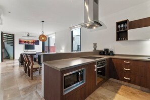 Mikrovågsugn, ugn, spishäll och diskmaskin