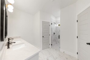 Ducha, secador de pelo, toallas