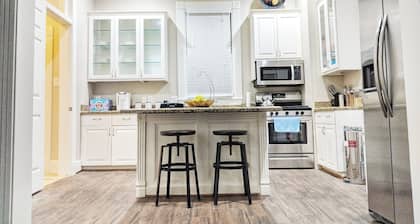 Charming 2-bedroom cottage with WiFi, AC in amazing Houston