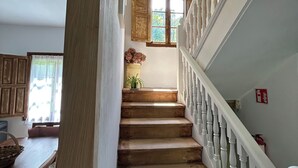 Un escalier avec des balustrades blanches menant à un palier.