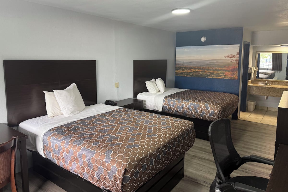Quarto, 2 camas Queen, para não fumantes | Escrivaninha, espaço de trabalho para notebook, Wi-Fi de cortesia