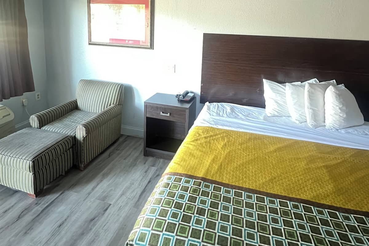 Quarto, 1 cama King, para fumantes | Escrivaninha, espaço de trabalho para notebook, Wi-Fi de cortesia