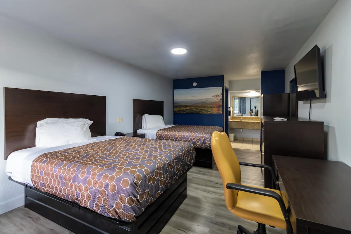 Quarto, 2 camas Queen | Escrivaninha, espaço de trabalho para notebook, Wi-Fi de cortesia