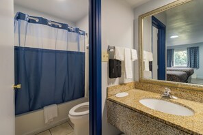 Chambre, 2 grands lits | Salle de bain | Serviettes fournies, savon, shampooing, papier de toilette