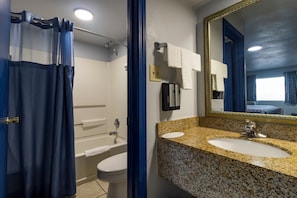 Habitación Deluxe, 1 cama de matrimonio grande con sofá cama | Baño | Toallas, jabón, champú y papel higiénico