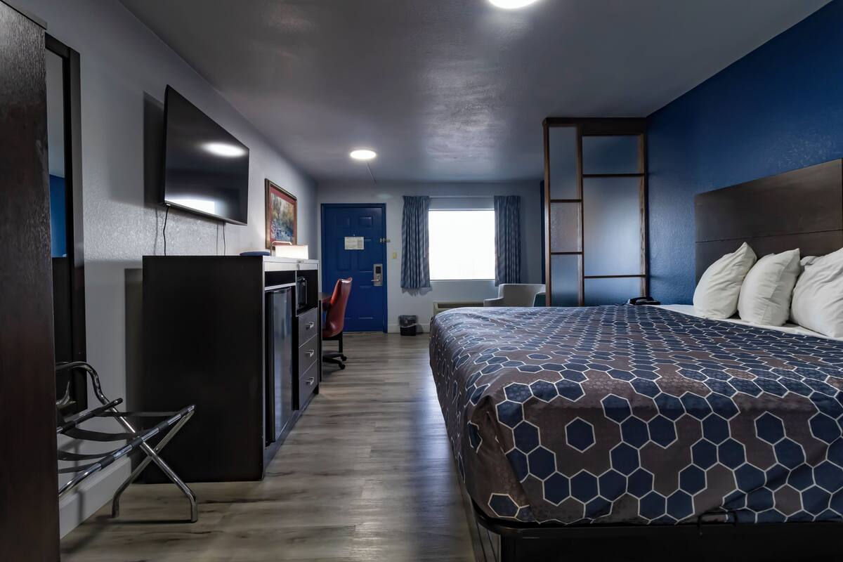 Quarto luxo, 1 cama King e sofá-cama | Escrivaninha, espaço de trabalho para notebook, Wi-Fi de cortesia