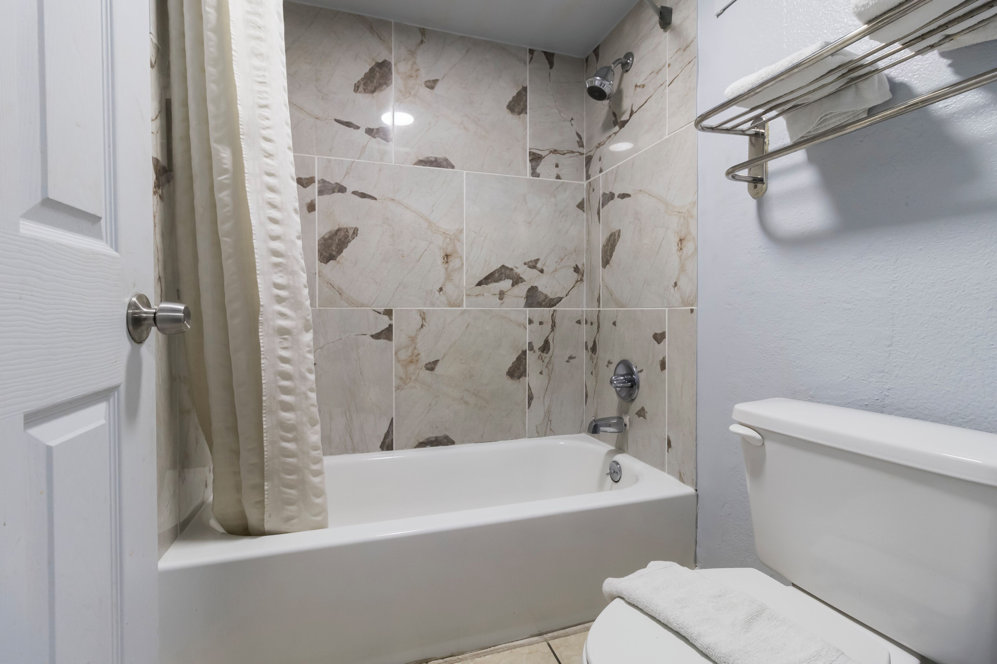 Standard Room, 1 King Bed | Bathroom | Towels, soap, shampoo, toilet paper