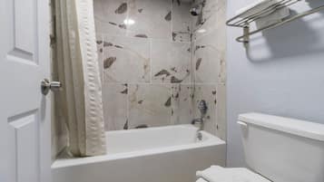 Standard Room, 1 King Bed | Bathroom | Towels, soap, shampoo, toilet paper