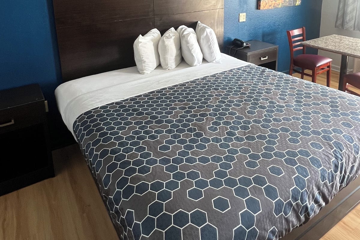 Quarto, 1 cama King, para não fumantes | Escrivaninha, espaço de trabalho para notebook, Wi-Fi de cortesia