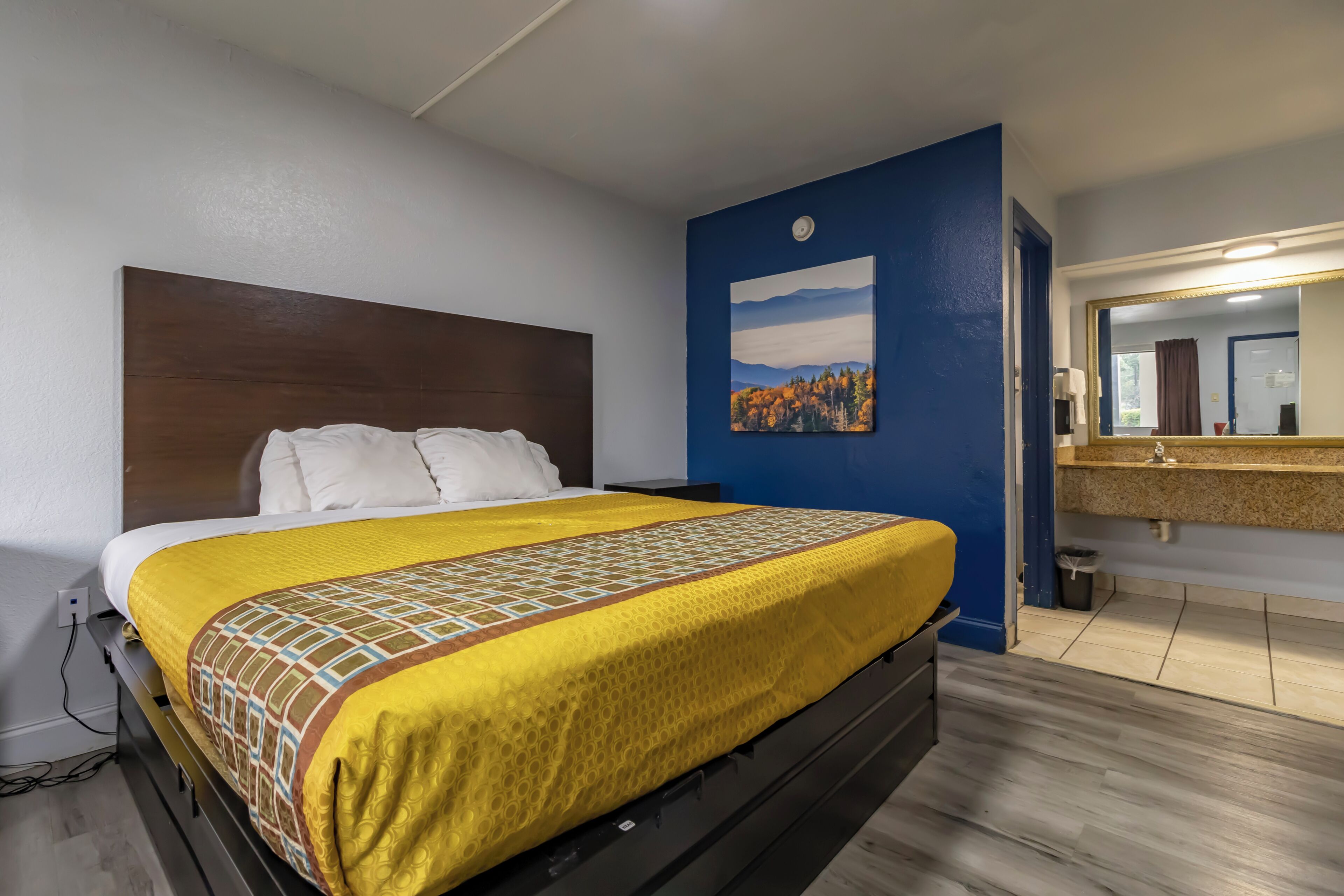 Standard Room, 1 King Bed | Desk, laptop workspace, WiFi (free)