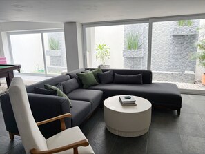 TV connectée, livres, médiathèque, chaîne hi-fi