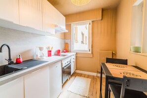 Réfrigérateur, four, cafetière/bouilloire