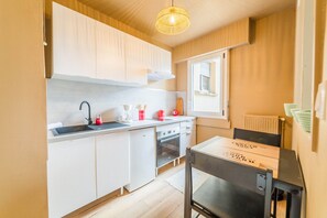Jääkaappi, uuni, liesi, kahvin-/teenkeitin