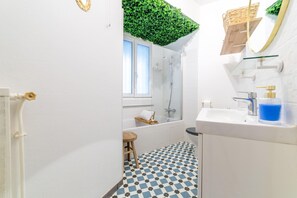 Séchoir à cheveux, serviettes fournies