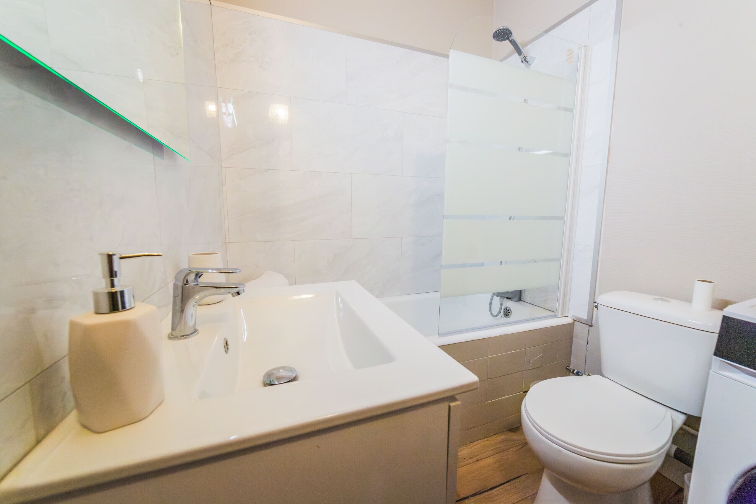 Een haardroger, handdoeken