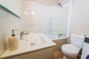 Sèche-cheveux, serviettes fournies