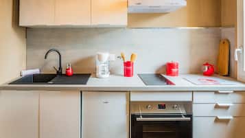 Een koelkast, een oven, een kookplaat, een koffiezetapparaat/waterkoker