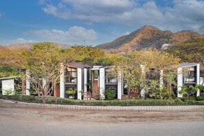 Exterior - The Bungalows #8 - Lush Gardens & Pristine Lap Pool - Flamingo Beach (Playa Flamingo)