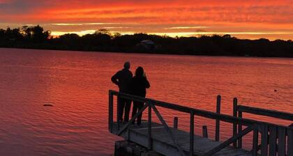 Charming 2-bedroom cottage in wonderful East Matunuck State Beach RI, Waterfront