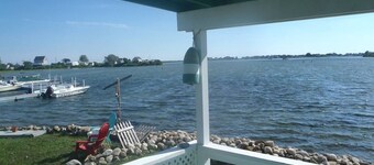 Charming 2-bedroom cottage in wonderful East Matunuck State Beach RI, Waterfront