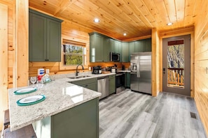 Fridge, microwave, oven, stovetop - Couples Retreat Indoor Pool Sauna minutes to Gatlinburg (Gatlinburg)