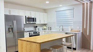 コーヒー / ティーメーカー、冷蔵庫、電子レンジ、オーブン