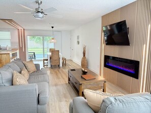 Smart TV y chimenea 