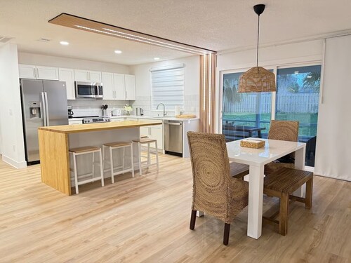 Boho Luxe Escape - Pet Friendly, Fire Pit, Grill, & Beach!