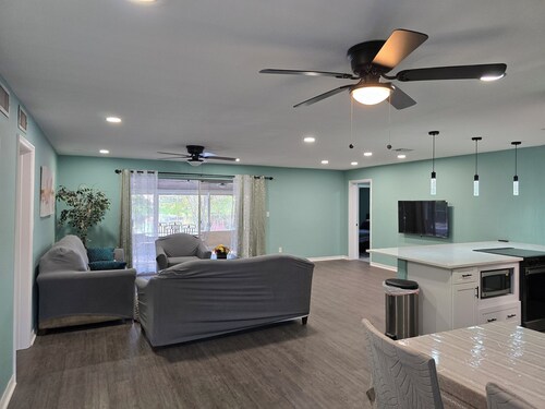 Spacious 4bd 3ba house near universal with Game room & lake view