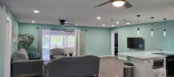 Spacious 4bd 3ba house near universal with Game room & lake view