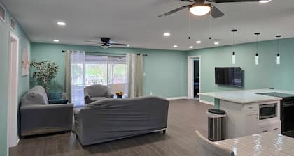 Spacious 4bd 3ba house near universal with Game room & lake view