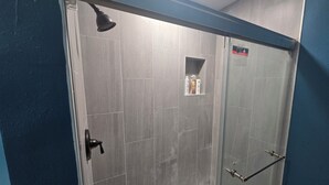 Dusj, hårføner, håndklær og såpe