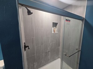 Dusj, hårføner, håndklær og såpe