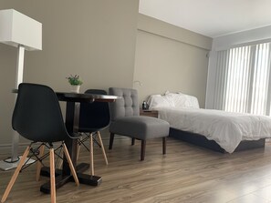 Classic Single Room, Balcony | Soundproofing, free WiFi - Hôtel Normandie (Rimouski)