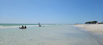 Bradenton condo short drive from GORGEOUS Anna Maria Island, near IMG