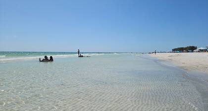 Bradenton condo short drive from GORGEOUS Anna Maria Island, near IMG