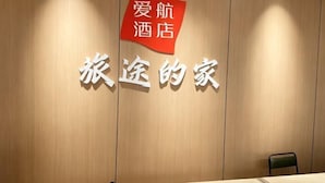 Une enseigne d’hôtel avec des caractères chinois et un drapeau rouge.