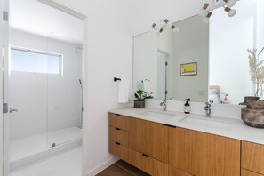 Shower, hair dryer, towels, soap - Encinitas Beach House with Pool (Encinitas)