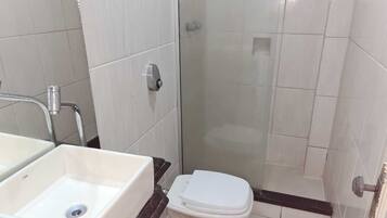 Habitación triple económica | Baño | Toallas, jabón y papel higiénico