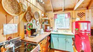 Een koelkast, een microgolfoven, een kookplaat