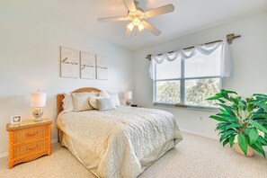 3 bedrooms, desk, iron/ironing board, Internet - Sleek Naples Condo w/ Balcony: Snowbirds Welcome! (Naples)