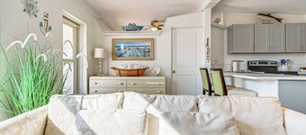 < 1 Mi to Beach: Hudson Apt w/ Fishing Dock Access