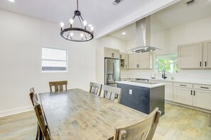 Dining - 1 Mi to Dtwn San Antonio: Sleek Bungalow w/ Yard! (San Antonio)