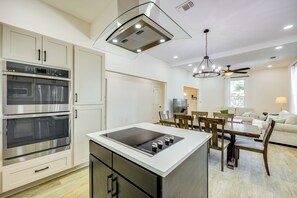 Fridge, microwave, dishwasher, coffee/tea maker - 1 Mi to Dtwn San Antonio: Sleek Bungalow w/ Yard! (San Antonio)