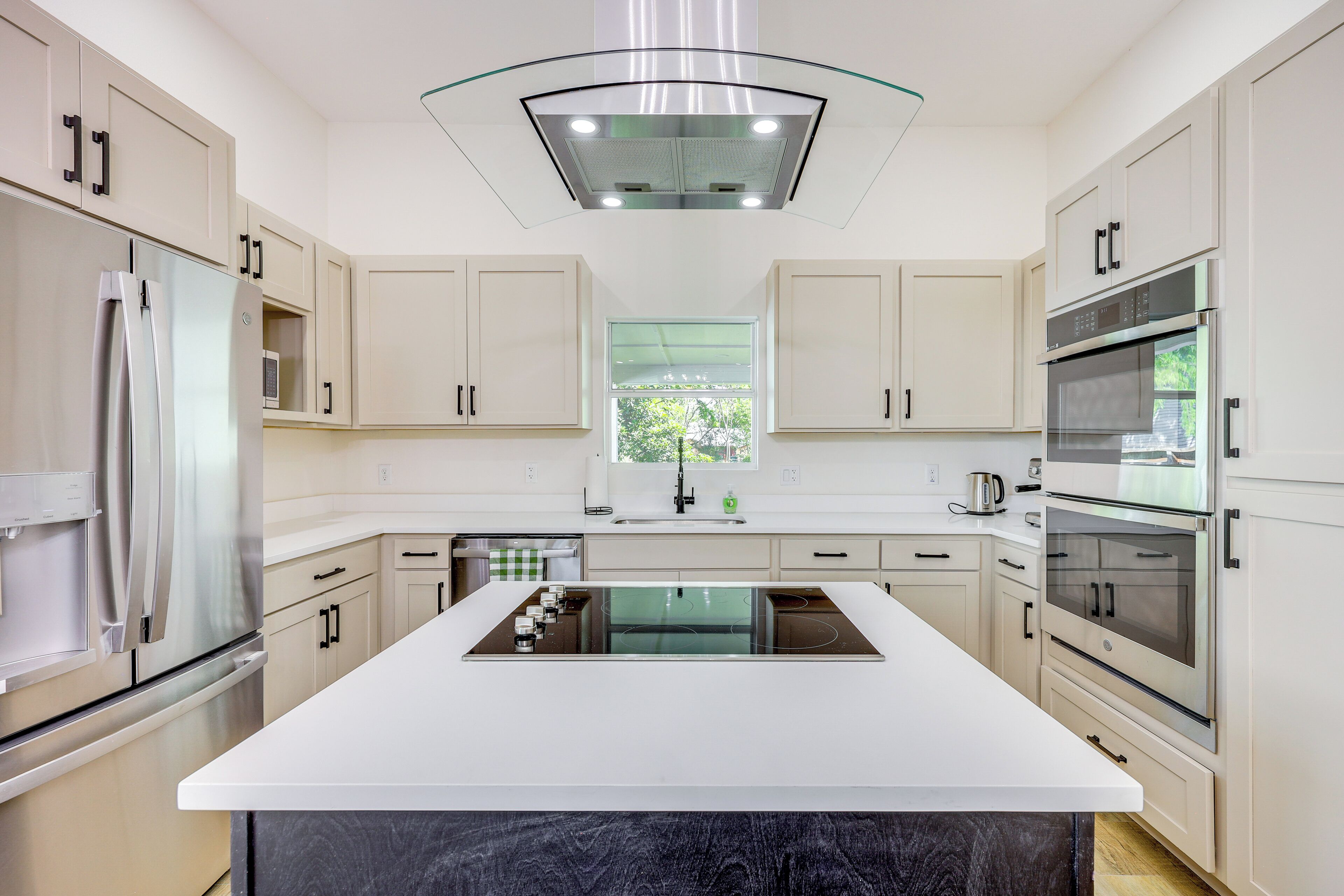 Fridge, microwave, dishwasher, coffee/tea maker