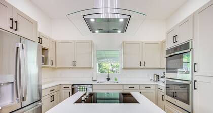 1 Mi to Dtwn San Antonio: Sleek Bungalow w/ Yard!