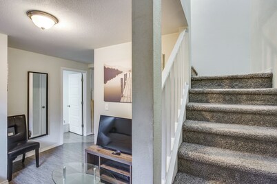 3 Mi to Dtwn Tacoma: Pet-Friendly Home