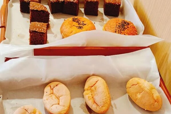 Una bandeja con productos horneados, incluyendo pan y muffins.