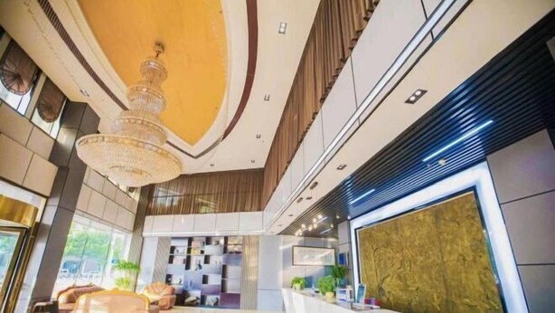 A spacious lobby with a chandelier, a reception desk, and seating area. - Pizhou Dihao Jingzhi Hotel (Pizhou)