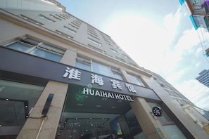 Un edificio de hotel con un letrero que dice 'HUAHAI HOTEL'.